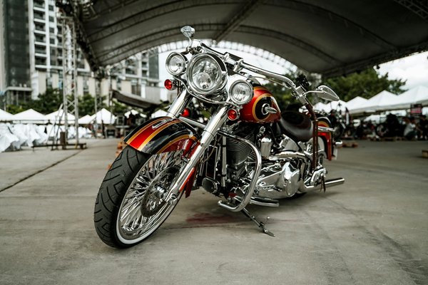 Optimiser la sécurité routière: comment les systèmes de détection des débris réduisent les accidents de moto